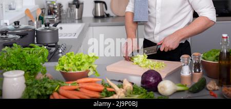 Frische Detox-Säfte aus Obst und Gemüse in Glasflaschen auf Holzboden Stockfoto