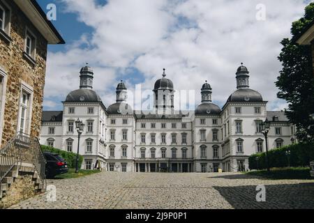 BERGISH GLADBACH, DEUTSCHLAND - 24. MAI 2022: Althoff Grandhotel Schloss Bensberg, erbaut als Jagdschloss von Jan Wellem (Johann Wilhelm II.), Herzog von Ja Stockfoto