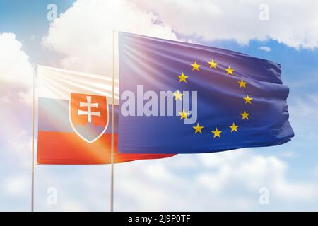 Sonniger blauer Himmel und Flaggen der europäischen Union und der slowakei Stockfoto