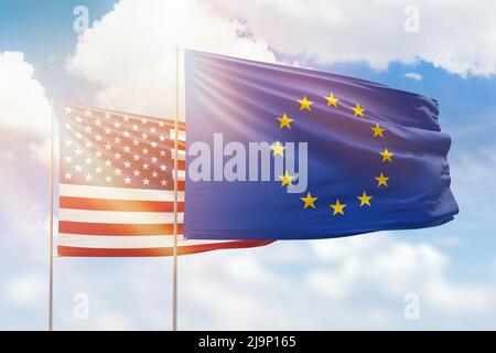 Sonniger blauer Himmel und Flaggen der europäischen Union und der usa Stockfoto