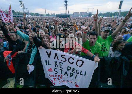 Mailand, Italien, 24. Mai 2022 Vasco Rossi live im Ippodromo SNAI La Maura San Siro Mailand während der Vasco Live Tour Credit: Tiziano Ballabio /Alamy Live News Stockfoto