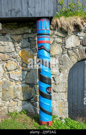 Alte blau bemalte Säule von Kirkjuboeargardur, ältestes bewohntes Holzhaus der Welt in Kirkjuboeur Dorf, Streymoy Inseln, Färöer Inseln Stockfoto