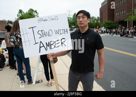 Der Pro Amber-Unterstützer Daniel Lee, 26, aus Loudoun County, VA., zeigt seine Unterstützung im Fairfax County Courthouse in Fairfax, wo am Montag, den 23. Mai 2022, das Zivilverfahren zwischen Johnny Depp und Amber Heard, im Gespräch ist. Depp brachte eine Verleumdungsklage gegen seine ehemalige Frau, die Schauspielerin Amber Heard, ein, nachdem sie 2018 in der Washington Post einen Kommentar verfasst hatte, der ihn, ohne Depp zu nennen, des häuslichen Missbrauchs beschuldigte. Kredit: Cliff Owen / CNP/MediaPunch (BESCHRÄNKUNG: KEINE New York oder New Jersey Zeitungen oder Zeitungen innerhalb eines 75 Meilen Radius von New York City) Stockfoto