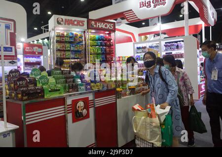 Parkked, Nonthaburi, Thailand. 24.. Mai 2022. Die Besucher der THAIFEX ANUGA EXPO standen und schauten sich die verschiedenen Produkte an den Ausstellungsständen an. (Bild: © Atiwat Silpamethanont/Pacific Press via ZUMA Press Wire) Stockfoto