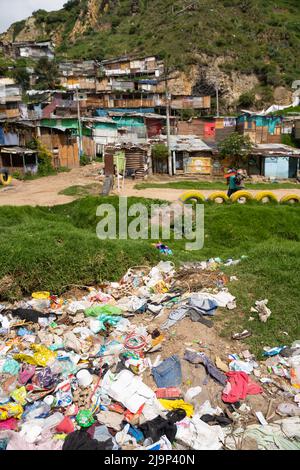 Bogota, Kolumbien, 23. Mai 2022. Müll auf dem Boden, auf den Höhen von Ciudad Bolivar. Stockfoto