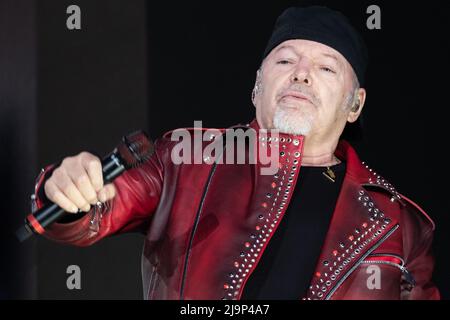 Rennbahn SNAI La Mura, Mailand, Italien, 24. Mai 2022, Vasco Rossi während Vasco Rossi - Non Stop Live 2022 - Italienischer Sänger Musikkonzert Stockfoto