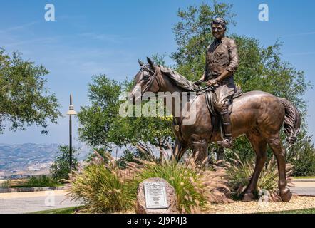 Simi Valley, Kalifornien, USA - 27. April 2022: Ronald Reagan Presidential Library. Sunny Along the Trail bronzene Reiterstatue des Präsidenten sitzend Stockfoto