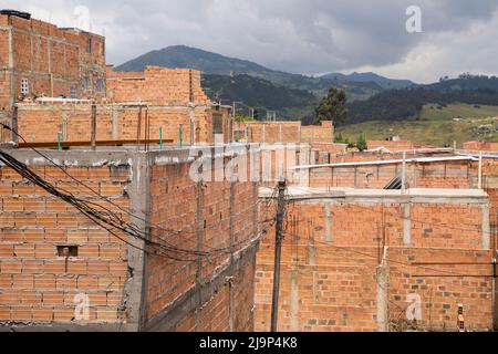 Häuser im Bau auf den Höhen von Ciudad Bolivar in Bogota, Kolumbien Stockfoto