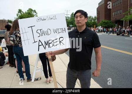 Der Pro Amber-Unterstützer Daniel Lee, 26, aus Loudoun County, VA., zeigt seine Unterstützung im Fairfax County Courthouse in Fairfax, wo am Montag, den 23. Mai 2022, das Zivilverfahren zwischen Johnny Depp und Amber Heard, im Gespräch ist. Depp brachte eine Verleumdungsklage gegen seine ehemalige Frau, die Schauspielerin Amber Heard, ein, nachdem sie 2018 in der Washington Post einen Kommentar verfasst hatte, der ihn, ohne Depp zu nennen, des häuslichen Missbrauchs beschuldigte. Kredit: Cliff Owen/CNP (BESCHRÄNKUNG: KEINE New York oder New Jersey Zeitungen oder Zeitungen innerhalb eines 75 Meilen Radius von New York City) Stockfoto