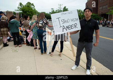 Der Pro Amber-Unterstützer Daniel Lee, 26, aus Loudoun County, VA., zeigt seine Unterstützung im Fairfax County Courthouse in Fairfax, wo am Montag, den 23. Mai 2022, das Zivilverfahren zwischen Johnny Depp und Amber Heard, im Gespräch ist. Depp brachte eine Verleumdungsklage gegen seine ehemalige Frau, die Schauspielerin Amber Heard, ein, nachdem sie 2018 in der Washington Post einen Kommentar verfasst hatte, der ihn, ohne Depp zu nennen, des häuslichen Missbrauchs beschuldigte. Kredit: Cliff Owen/CNP (BESCHRÄNKUNG: KEINE New York oder New Jersey Zeitungen oder Zeitungen innerhalb eines 75 Meilen Radius von New York City) Stockfoto