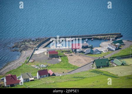 Kleines Dorf mit Hafen auf Sud-Insel, Färöer-Inseln Stockfoto