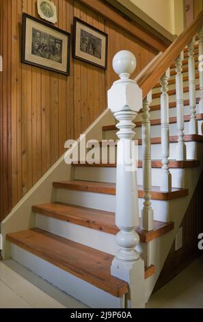 Die Treppe führt in das obere Stockwerk eines alten, ca. 1741 in Kanadischen Cottage-Stil gehaltenen Hauses. Stockfoto
