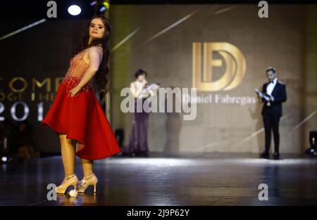 Valencia, Carabobo, Venezuela. 23. August 2019. 23. August 2019. Jessica Jacinto, ein Model mit Down-Syndrom (F), nimmt an der Modenschau „'Come Together'“ des Modedesigners Daniel Fabregas Teil, der unter seinen 150 Modellen Personen mit Eigenschaften einschloss, die außerhalb der Standards internationaler Mode stehen, Und die gegenwärtige Öffentlichkeit konnte die Mischung zwischen konventionellen Modellen mit Transsexuellen, groß, mit Down-Syndrom, in Rollstühlen und mit Hilfe von Krücken sehen, abgesehen von der Vielfalt der Hautfarben und Rassen. Unter anderem. Die Parade fand im Heperia Hotel in der Stadt Valle statt Stockfoto