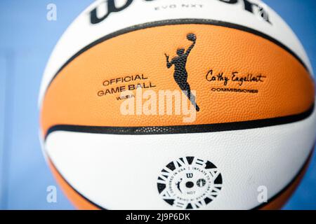 Chicago, Usa. 24.. Mai 2022. Offizieller Spielball der WNBA vor dem Spiel zwischen Chicago Sky und Indiana Fever am Dienstag, den 24. Mai 2022 in der Wintrust Arena, Chicago, USA. (KEINE KOMMERZIELLE NUTZUNG) Shaina Benhiyoun/SPP Credit: SPP Sport Press Photo. /Alamy Live News Stockfoto