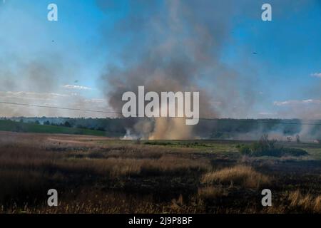 23. Mai 2022, Severodonetsk, Ukraine: Ein Gebiet, das auf der Hauptstraße zwischen Severodonetsk und Kramatorsk bombardiert wurde. Severodonetsk, die größte Stadt unter ukrainischer Kontrolle in der Provinz Luhansk, ist von der russischen Armee unter heftigen Artillerie- und Raketenbeschuss geraten. Die Stadt ist fast vom Rest der Region isoliert, es gibt eine Hauptstraße, die die Stadt mit Kramatorsk verbindet, die russische Armee versucht, sie zu besetzen und zu kontrollieren, um die Versorgung der Stadt zu reduzieren. Militärexperten schlagen die Möglichkeit vor, dass Severodonetsk gemäß dem Mariupol-Szenario belagert werden könnte. (Bild: © Ric Stockfoto