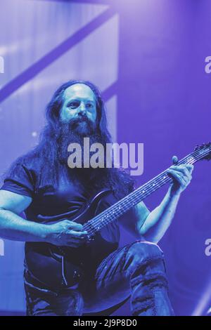 John Petrucci tritt mit seiner Band Dream Theater im Palazzo dello Sport in Rom auf. Stockfoto