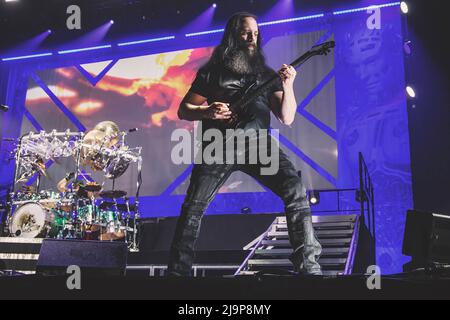 Rom, Italien. 11.. Februar 2020. John Petrucci tritt mit seiner Band Dream Theater im Palazzo dello Sport in Rom auf. (Foto von Valeria Magri/SOPA Images/Sipa USA) Quelle: SIPA USA/Alamy Live News Stockfoto