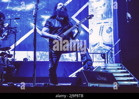 Rom, Italien. 11.. Februar 2020. John Petrucci tritt mit seiner Band Dream Theater im Palazzo dello Sport in Rom auf. (Foto von Valeria Magri/SOPA Images/Sipa USA) Quelle: SIPA USA/Alamy Live News Stockfoto