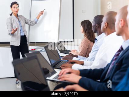 Eine Sprecherin spricht über Geschäftstreffen im Zimmer Stockfoto
