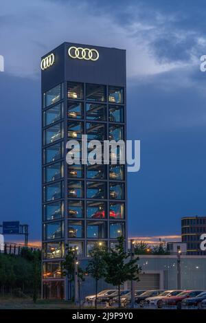 Der Audi Showrooom-Autoturm wird nachts im Audi-Autocenter/-Händler in Berlin, Berlin, beleuchtet Stockfoto