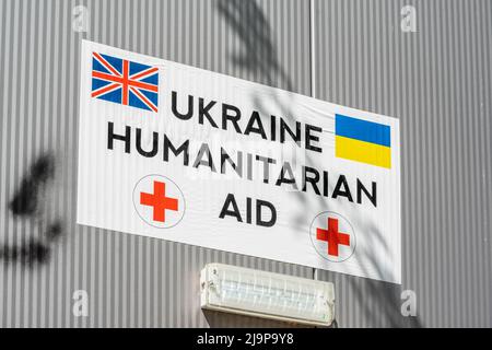 UK Ukraine Humanitäre Hilfe Schild vor einer Sammlung / Drop-off-Stelle für Lieferungen für ukrainische Flüchtlinge, Southampton, England, Großbritannien Stockfoto