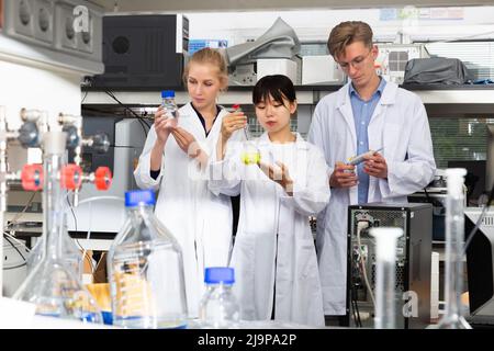 Multirassisches Team von Chemikern im Labor Stockfoto