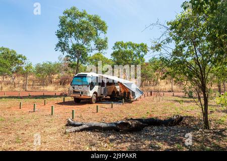 Toyota Coaster Bushcamping im Keep River National Park, einem beliebten Touristenziel, Northern Territory, NT, Australien Stockfoto