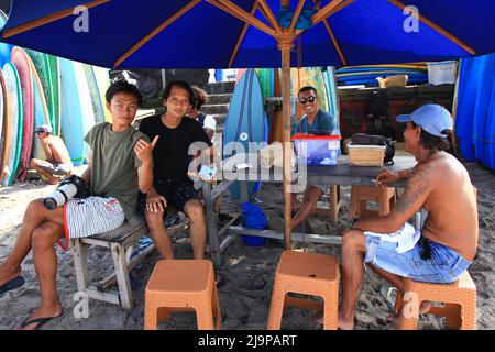 Balinesische Surfer am Strand von Batu Bolong Beach, Canggu, Bali, Indonesien Stockfoto