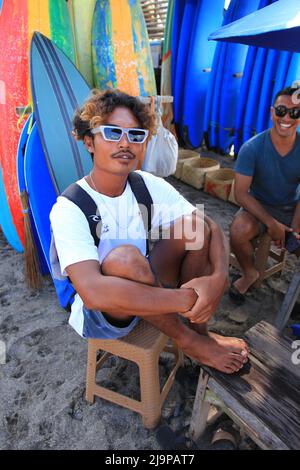 Balinesische Surfer am Strand von Batu Bolong Beach, Canggu, Bali, Indonesien Stockfoto