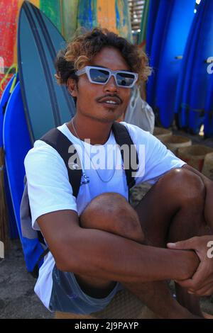 Balinesische Surfer am Strand von Batu Bolong Beach, Canggu, Bali, Indonesien Stockfoto