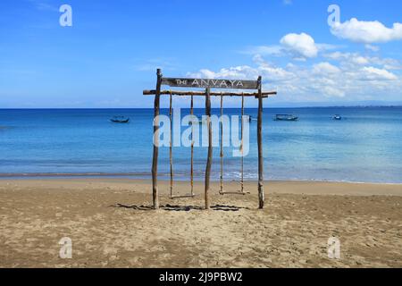 2022 schwingt der Strand im Anvaya Beach Resort am Jerman Beach in Tuban, Kuta, Bali. Stockfoto