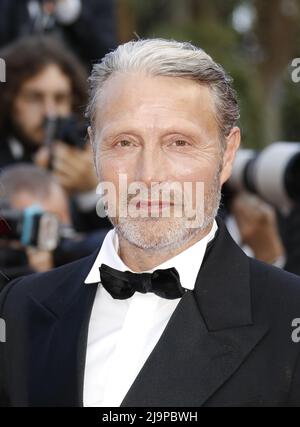 Cannes, Frankreich. 24.. Mai 2022. Mads Mikkelsen nimmt an der Jubiläumsvorführung zum 75.. Jahrestag von „The Innocent (L'Innocent)“ während des jährlichen Filmfestivals 75. in Cannes im Palais des Festivals am 24. Mai 2022 in Cannes, Frankreich, Teil. Foto: DGP/imageSPACE/Sipa USA Kredit: SIPA USA/Alamy Live News Stockfoto