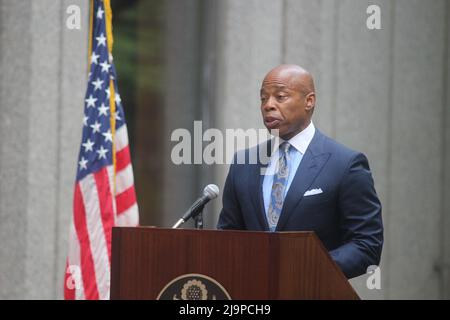 New York, USA. 24.. Mai 2022. Der Bürgermeister von NYC, Eric Adams, sprach bei der Veranstaltung des SDNY Youth Opportunity Program. Foto: Matthew Russell Lee / Inner City Press Stockfoto