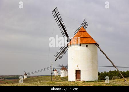 Frühlingslandschaft von Mota del Cuervo mit alten Windmühlen Stockfoto