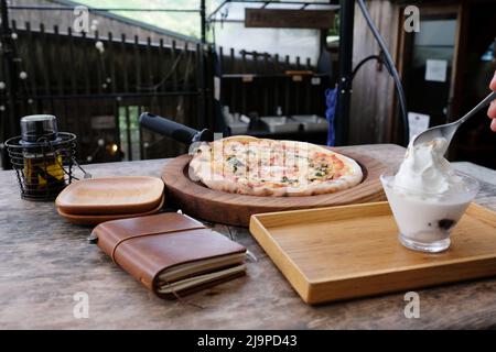 Ein frischer Rahm-Parfait und eine Pizza mit Holzfeuern im Naraya Onsen Café in Miyanoshita, Hakone – Kanagawa, Japan Stockfoto