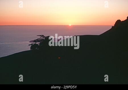 Sonnenuntergang über dem Pazifischen Ozean in Pacifica, südlich von San Francisco, Kalifornien im Jahr 1984 Stockfoto