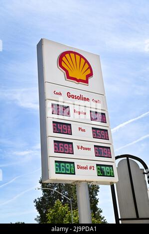 Das Festzelt an einer Shell-Tankstelle, das Preise über sechs Dollar pro Gallone zeigt. Im Juli wird in Kalifornien eine Gaserhöhung in Kraft treten. Stockfoto