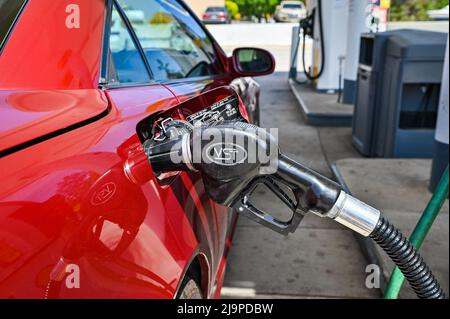 Seitenansicht eines Mercedes Benz 230-SLK, der an einer Shell-Station mit Premium-Gas gefüllt wird. Im Juli wird in Kalifornien eine Gaserhöhung in Kraft treten. Stockfoto