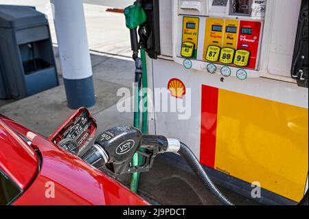 Foto eines Mercedes Benz 230-SLK wird mit Premium-Gas gefüllt, das über $6 Gallonen kostet. Im Juli soll Kalifornien eine neue Gasteuer-Erhöhung erreichen. Stockfoto