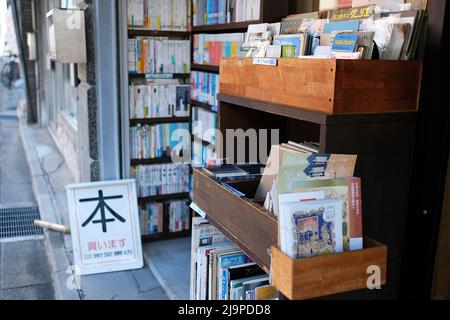 Ein Antiquitätenbuchladen aus zweiter Hand im Kawaramachi-Viertel von Kyoto, Japan Stockfoto