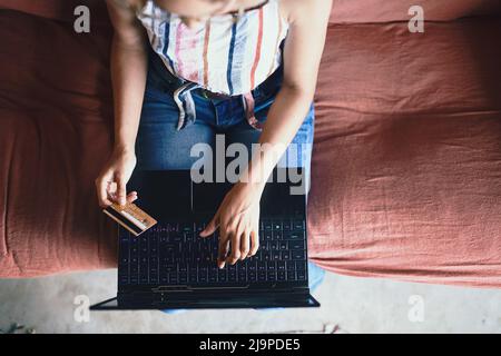 Sie werden keine leeren Regale sehen, wenn Sie Online-Fotos kaufen Stockfoto