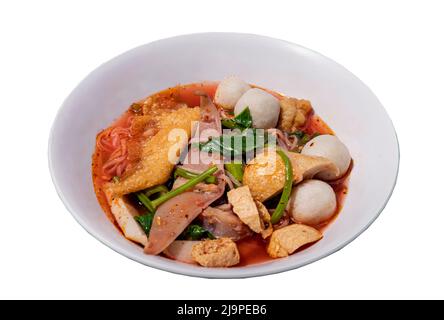 Traditionelle Yentafo dünne Reisstick-Nudeln mit rosa Sauce und Fischbällchen, Garnelenkugel, knackiger Tintenfisch eingelegter, chinesischer Morgenruhm und gebratener Wonton i Stockfoto