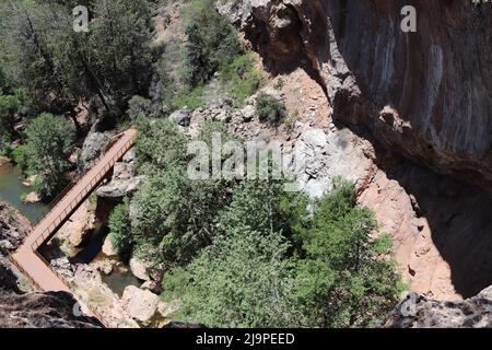 Blick hinunter ins Tal von der Spitze der Tonto Naturbrücke in der Nähe von Payson, Arizona. Stockfoto