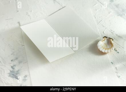 Moderne Schreibwaren Stillleben mit warmem Sonnenlicht. Nahaufnahme foto des leeren Kartenmockup. Stockfoto