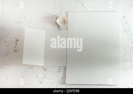 Moderne Schreibwaren Stillleben mit warmem Sonnenlicht. Nahaufnahme foto des leeren Kartenmockup. Stockfoto