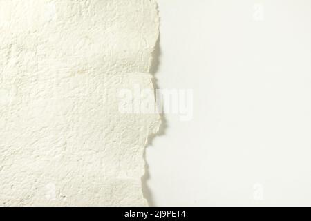 Moderne Schreibwaren Stillleben mit handwerklich handgefertigten leeren Papier und weißem Hintergrund. Nahaufnahme foto des leeren Kartenmockup. Stockfoto