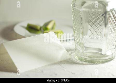 Moderne Schreibwaren Stillleben mit warmem Sonnenlicht. Nahaufnahme foto des leeren Kartenmockup. Stockfoto