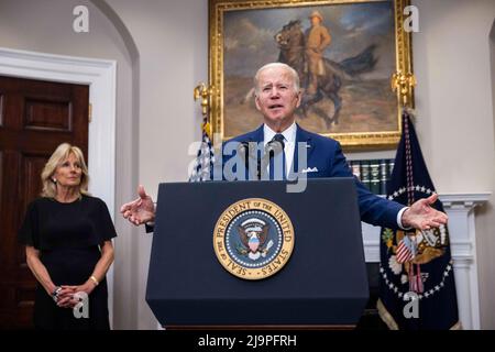 US-Präsident Joe Biden spricht mit der Nation über die Massenschießerei in Uvalde, Texas, im Roosevelt Room in Washington, DC, USA, vom 24. Mai 2022. Stockfoto