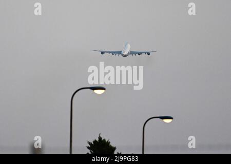 VC-25A (28000) „Air Force One“ mit Präsident Biden hebt am 24. Mai 2022 vom Yokota Air Base in Tokio ab. Quelle: Tadayuki YOSHIKAWA/Aviation Wire/AFLO/Alamy Live News Stockfoto