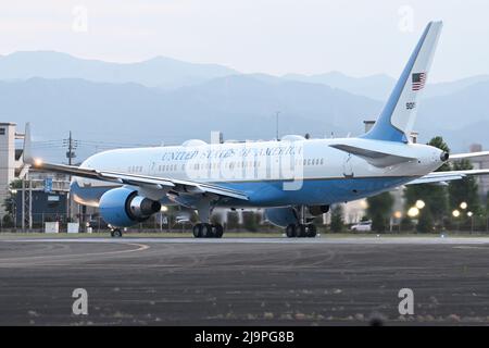 Die C-32A (90016) der begleitenden (Reserve-) Flugzeuge startet am 24. Mai 2022 vom Yokota Air Base in Tokio. Quelle: Tadayuki YOSHIKAWA/Aviation Wire/AFLO/Alamy Live News Stockfoto